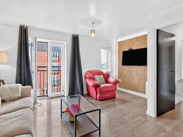 Flat for sale in London Borough of Redbridge, Greater London
