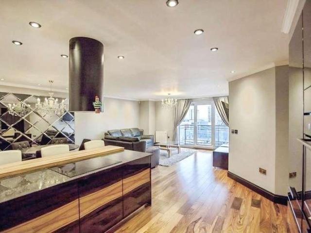 Flat for sale in Salford Quays, Salford