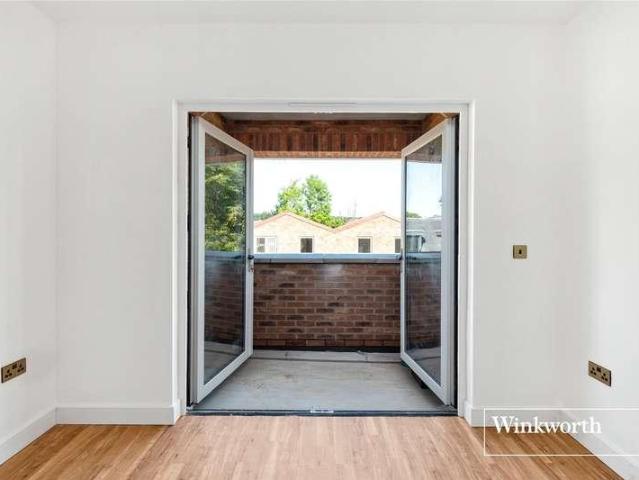 Flat for sale in New Barnet, Greater London