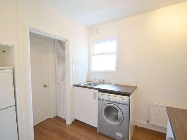 Flat for sale in London Borough of Croydon, Selhurst