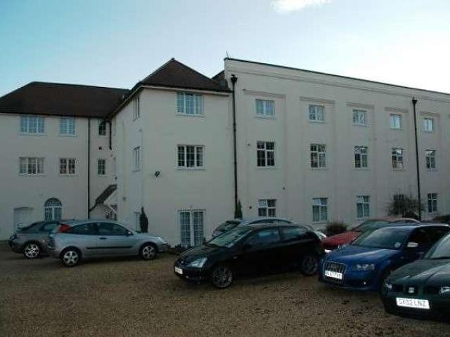 Flat for sale in Fole, Surrey