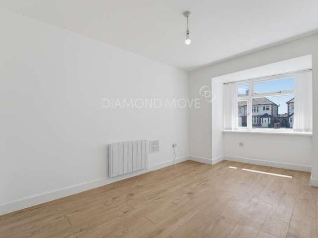 Flat for sale in London Borough of Hounslow, Greater London