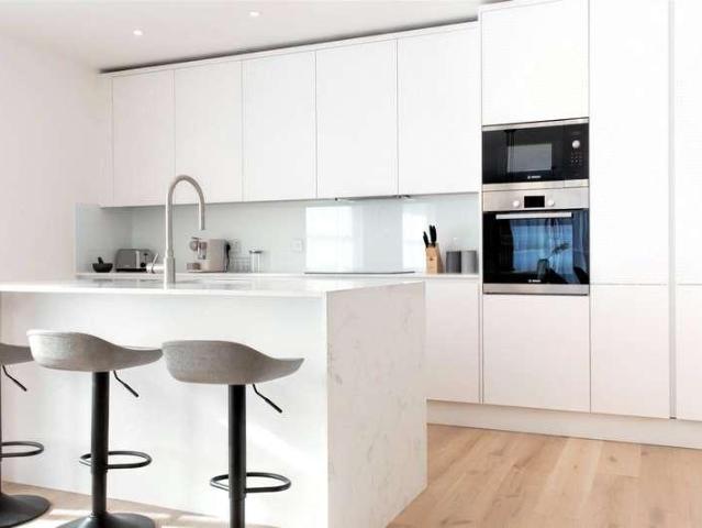 Flat for sale in Whetstone, Greater London