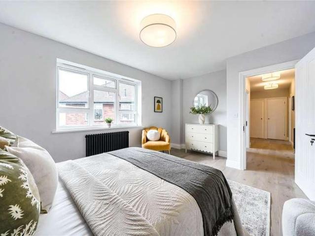 Flat for sale in London Borough of Ealing, Park Royal