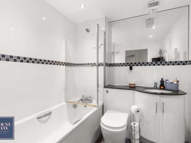 Flat for sale in Foxholes, East Hertfordshire