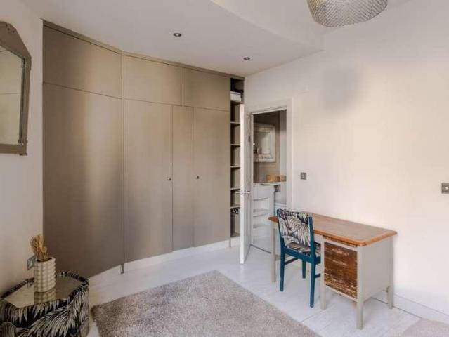 Flat for sale in London Borough of Southwark, Greater London