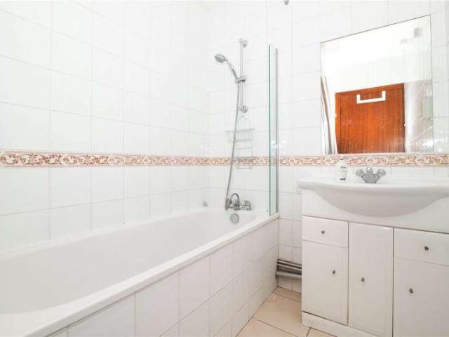 Flat for sale in Kingston Upon Thames, Norbiton
