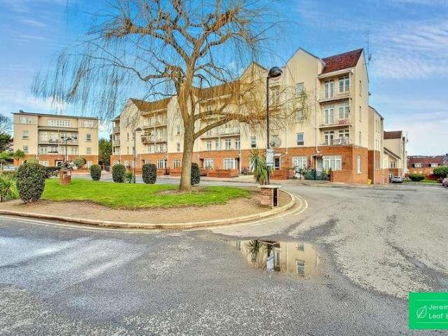 Flat for sale in Brunswick Park, Greater London