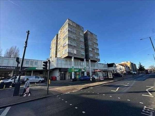 Flat for sale in London Borough of Hounslow, Hanworth