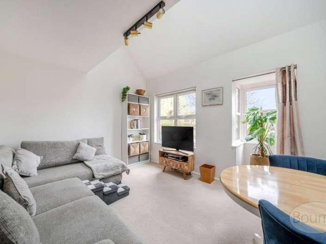 Flat for sale in Goldsworth Park, Woking