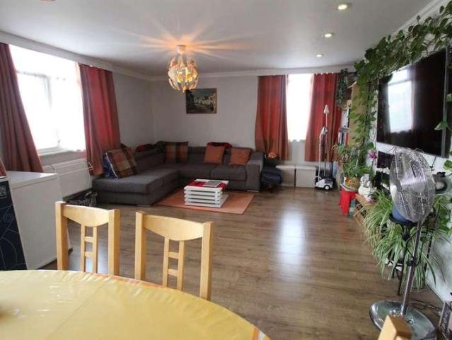 Flat for sale in Gants Hill, Greater London