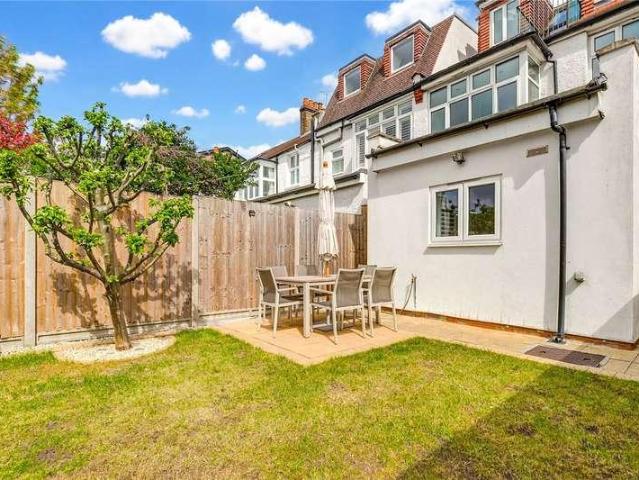 Flat for sale in London Borough of Wandsworth, Greater London