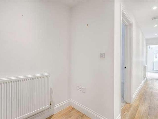 Flat for sale in Hatching Green, Five Acres