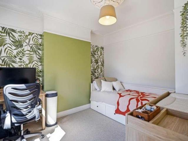Flat for sale in Tulse Hill, Greater London