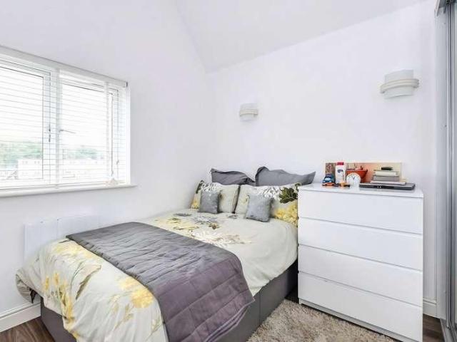 Flat for sale in Emmbrook, Wokingham