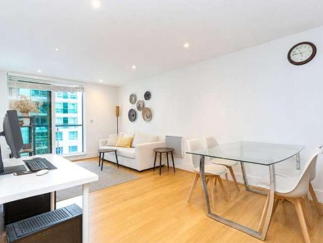 Flat for sale in Vauxhall, Greater London