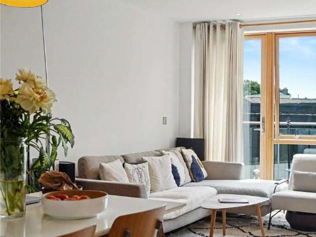 Flat for sale in Highbury, Greater London