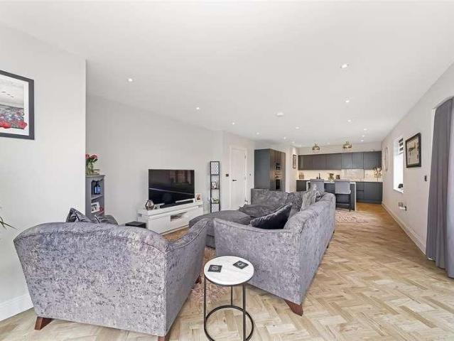 Flat for sale in Caterham, Caterham Valley