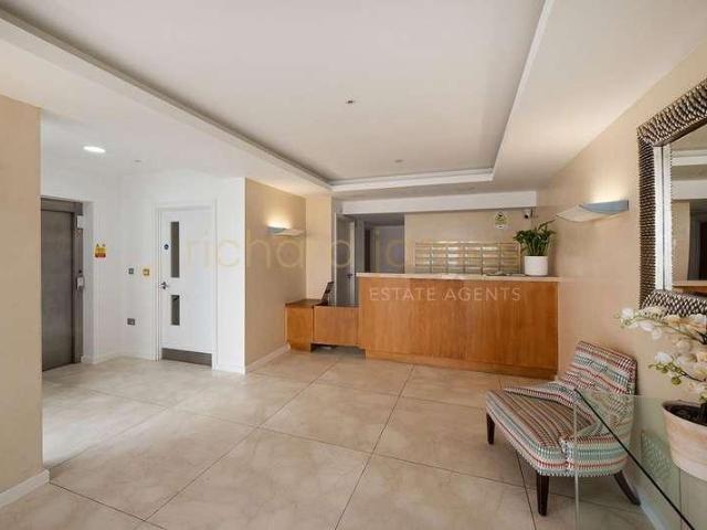 Flat for sale in Mill Hill, Greater London