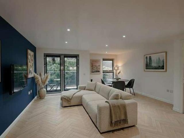 Flat for sale in London Borough of Wandsworth, Greater London