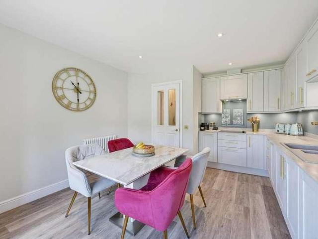 Flat for sale in Red Hill, Surrey