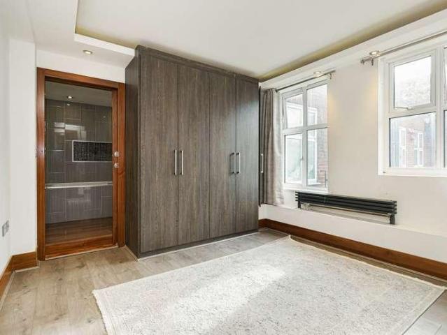 Flat for sale in Paddington, Greater London