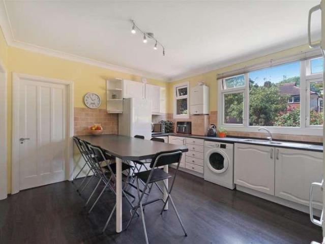 Flat for sale in London Borough of Merton, Collier's Wood