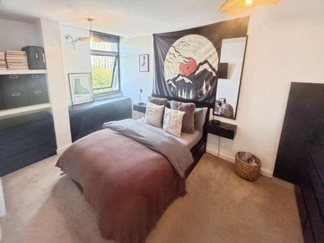 Flat for sale in Salford Quays, Salford