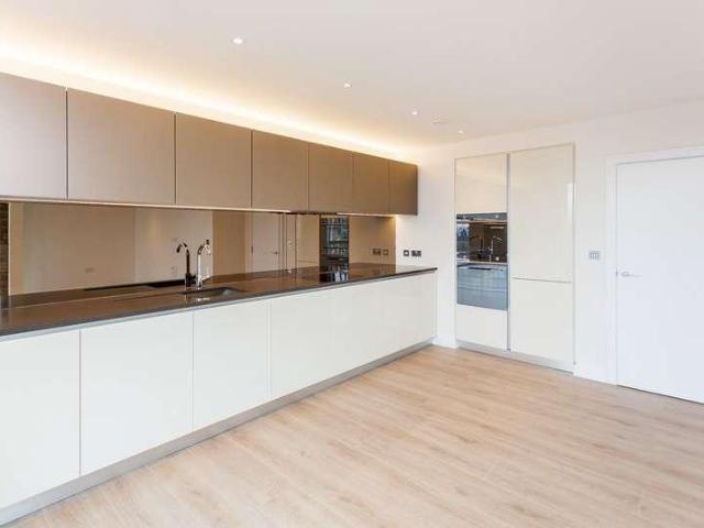 Flat for sale in London Borough of Hounslow, Greater London