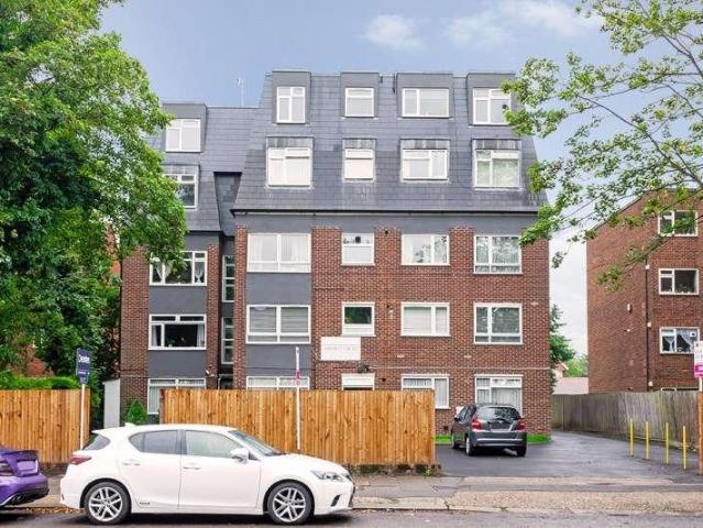 Flat for sale in Whetstone, Greater London