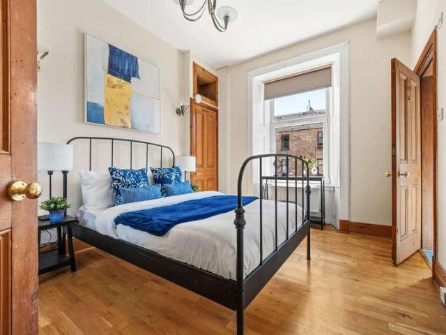 Flat for sale in Strathbungo, Scotland