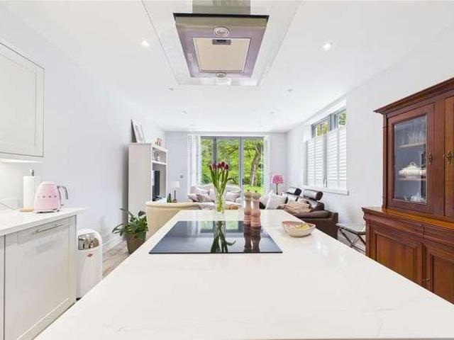 Flat for sale in Heol-las, Surrey