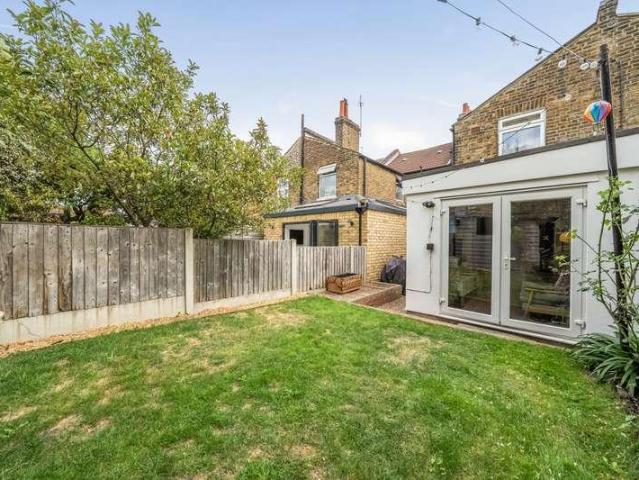 Flat for sale in London Borough of Lewisham, Bell Green