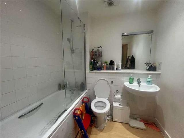 Flat for sale in London Borough of Hounslow, Greater London