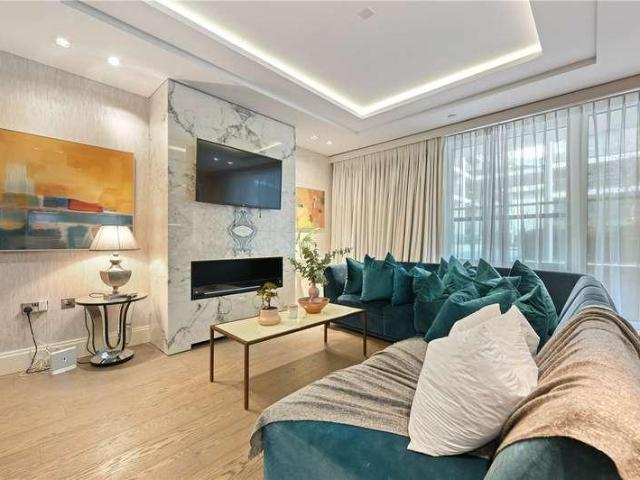 Flat for sale in Royal Borough of Kensington and Chelsea, Greater London