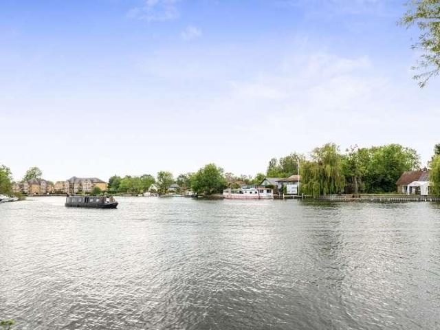 Flat for sale in Blackhills, Surrey