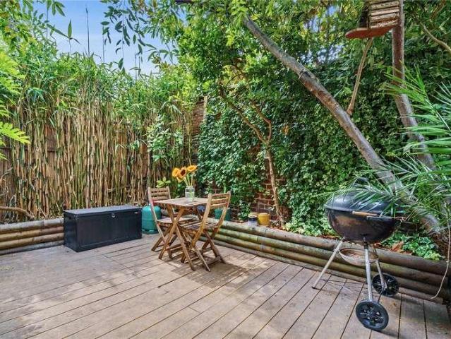 Flat for sale in Clapham Junction, Greater London