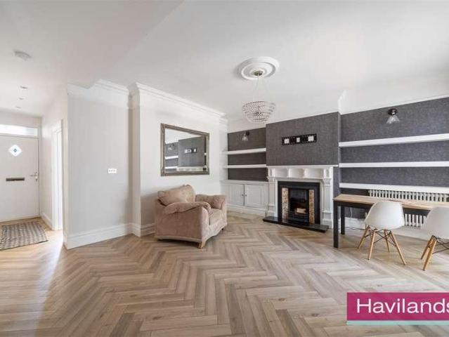 Flat for sale in Southgate, Greater London