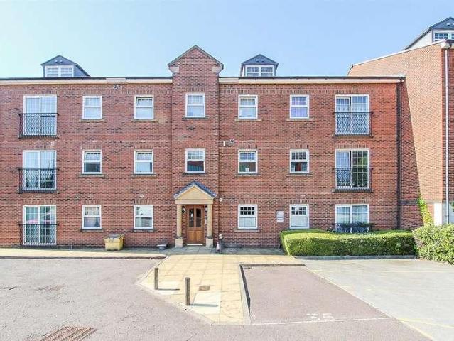 Flat for sale in West Yorkshire