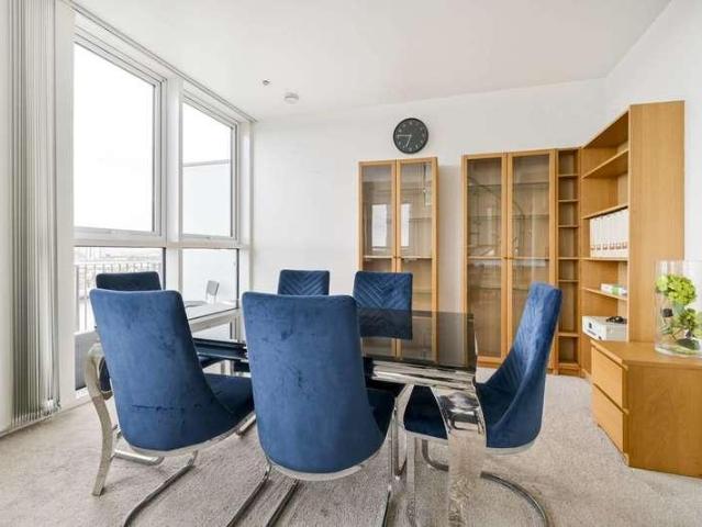 Flat for sale in E16, London