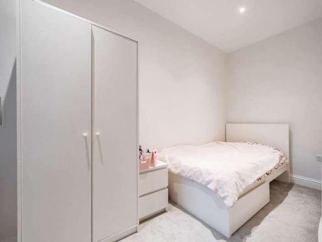 Flat for sale in Shepherd's Bush, Greater London