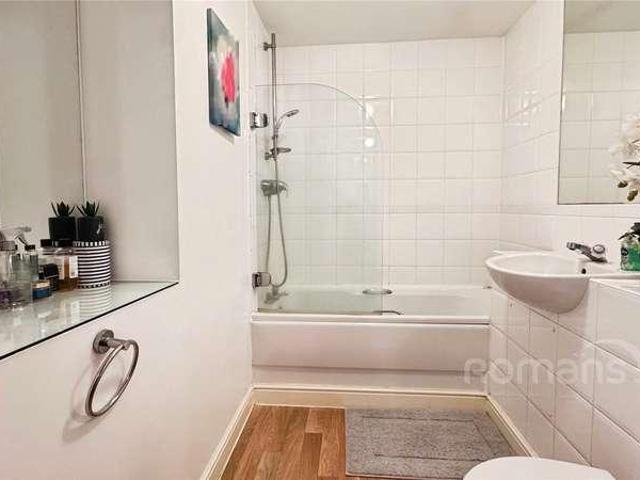 Flat for sale in Aldershot, Hampshire