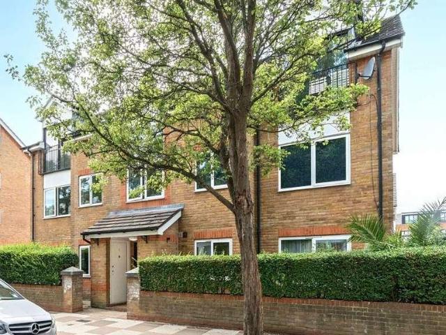 Flat for sale in Strawberry Hill, Greater London