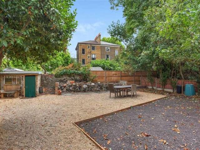 Flat for sale in Stockwell, Greater London
