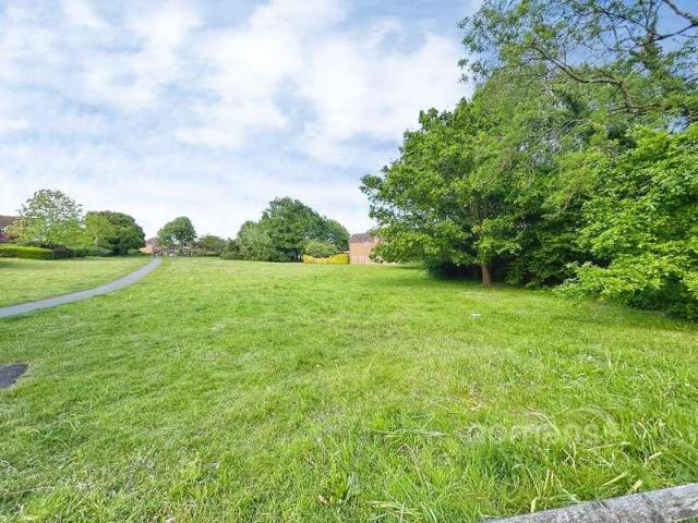 Flat for sale in Hart, Hampshire