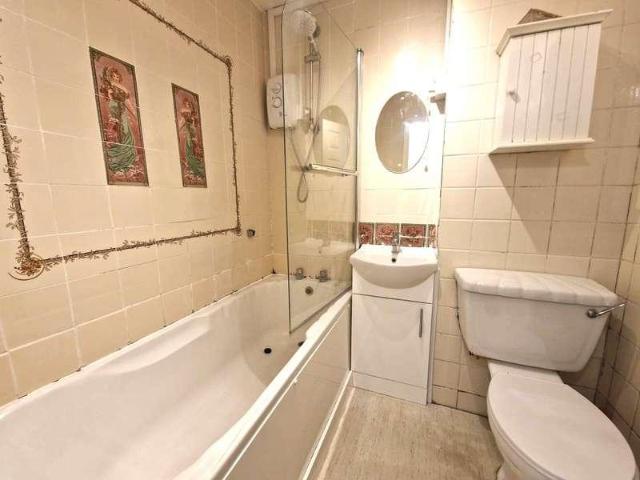 Flat for sale in Withycombe, Budlake