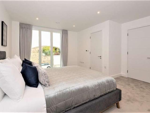 Flat for sale in Brook Green, Greater London