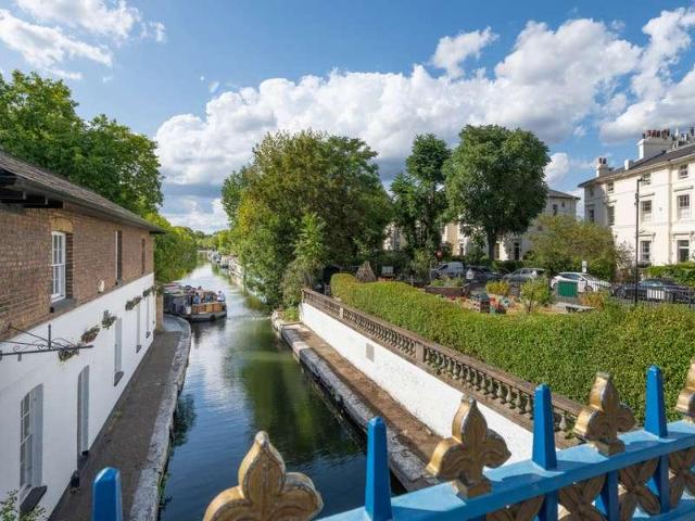 Flat for sale in Brompton, Greater London