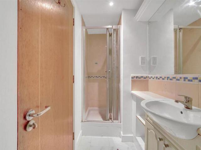 Flat for sale in Silvertown, Greater London
