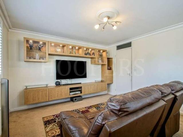 Flat for sale in Harlesden, Greater London